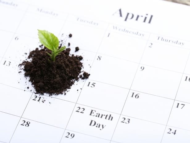 Un calendrier avec des dates en surbrillance indiquant les moments optimaux pour planter différents légumes.