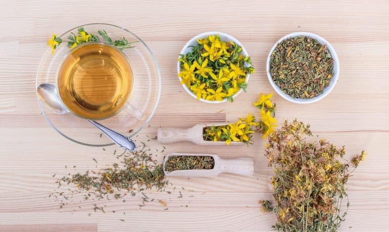 Se soigner avec des préparations d'infusion d'herbes avec des feuilles et des fleurs séchées.