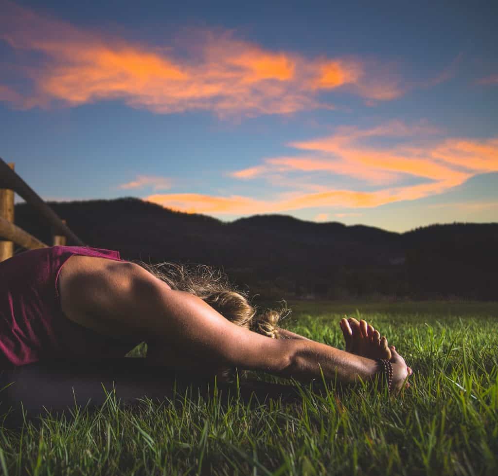 Femme pratiquant le yoga, une approche holistique de la détoxification.