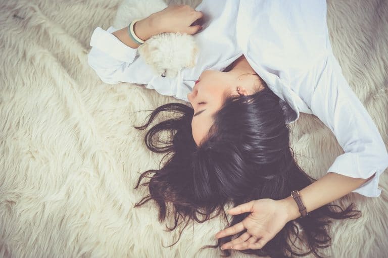 Une femme paisiblement endormie, bénéficiant des bienfaits des plantes médicinales pour un sommeil réparateur.