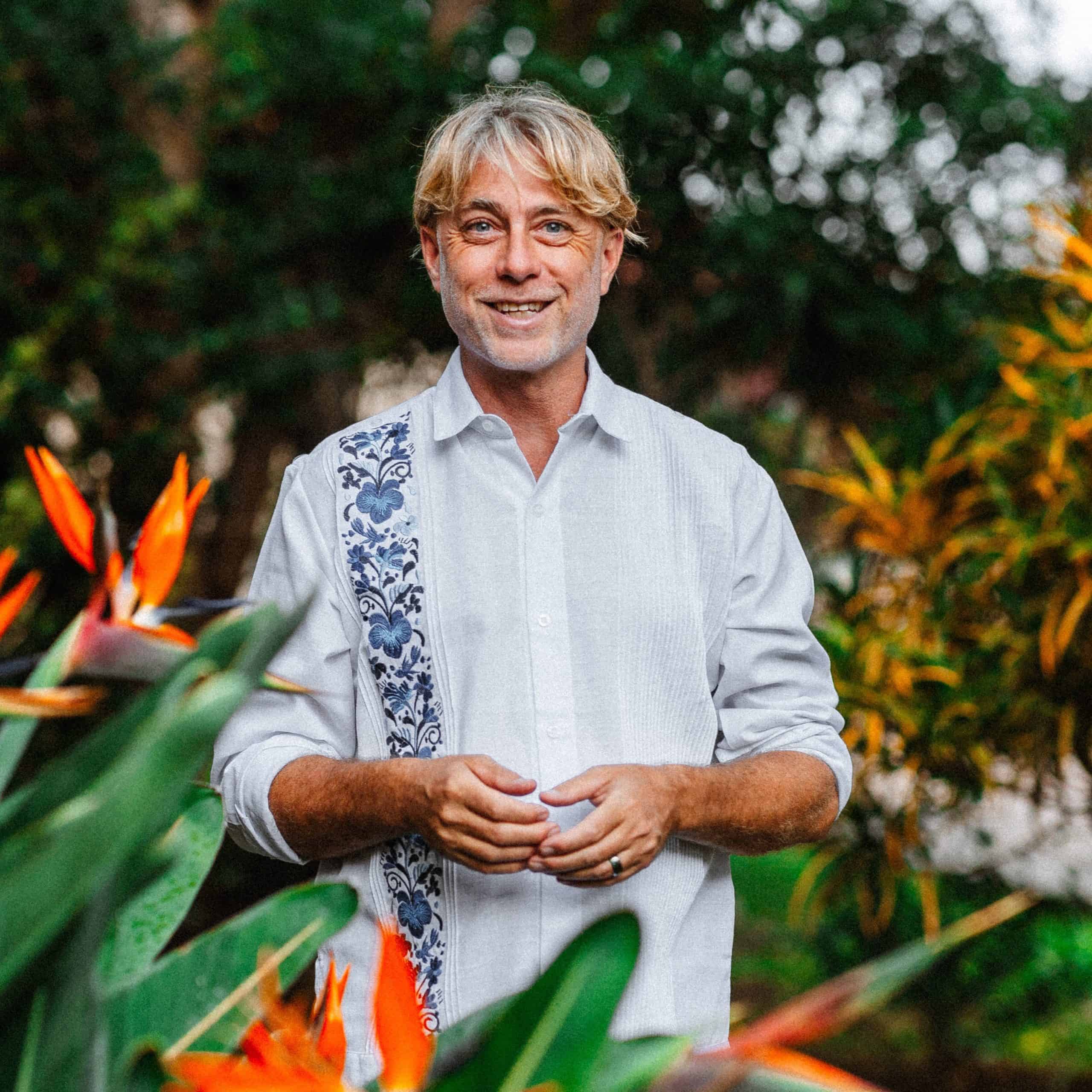 Portrait de Patrick Tourigny, co-fondateur, entouré de plantes luxuriantes.