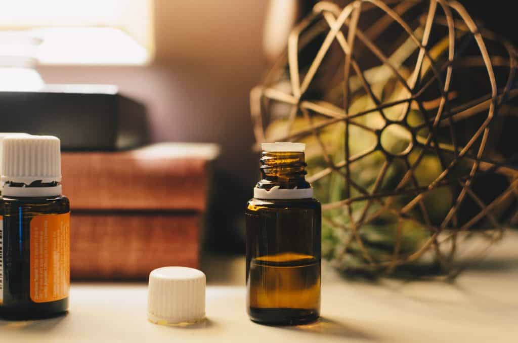 Une bouteille en verre ambré d'huile essentielle aromatique, élément clé des pratiques d'aromathérapie.