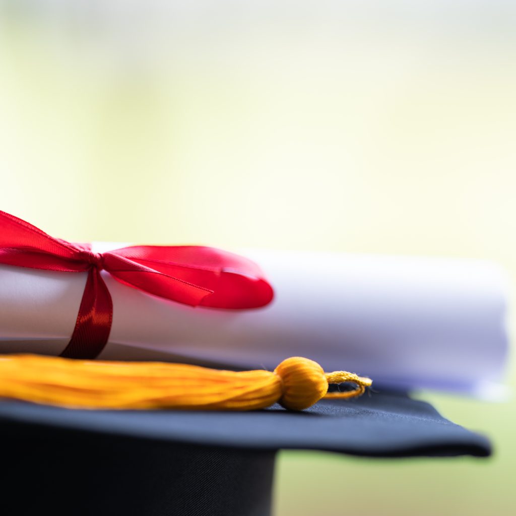 Un chapeau de diplômé et un diplôme, illustrant les certifications et avantages de la formation en herboristerie.